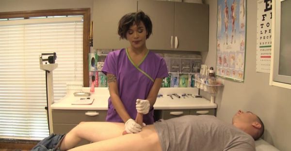 The nurse put on gloves and helped the patient with a bold move. - alphaporno.com on v0d.com